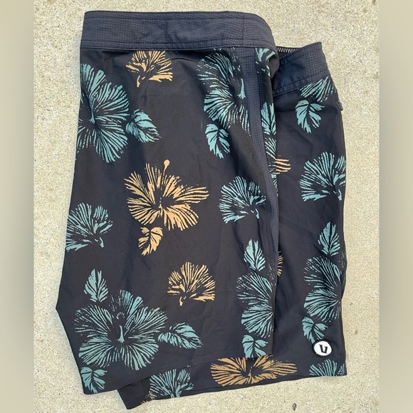 Men's Vuori Shorts Multicolor Floral 38 Pocket Active Logo Beach Gym Surf Swim - Picture 8 of 10